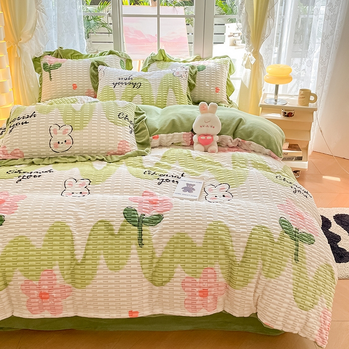 91家纺网 家纺一手货源 找家纺 摩妮卡 2025新款提花豆豆绒卡通印花牛奶绒四件套 花间兔