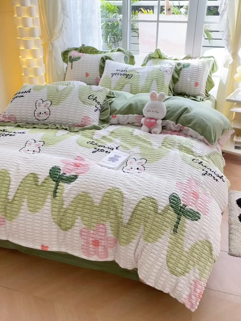 91家纺网 家纺一手货源 找家纺 摩妮卡 2025新款提花豆豆绒卡通印花牛奶绒四件套 花间兔