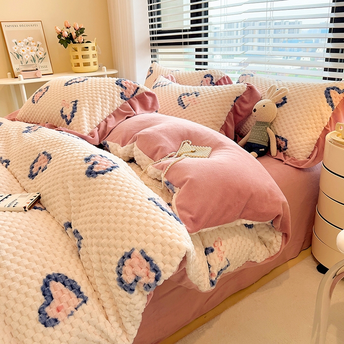 91家纺网 家纺一手货源 找家纺 摩妮卡 2026新款提花豆豆绒卡通印花牛奶绒四件套 恋心