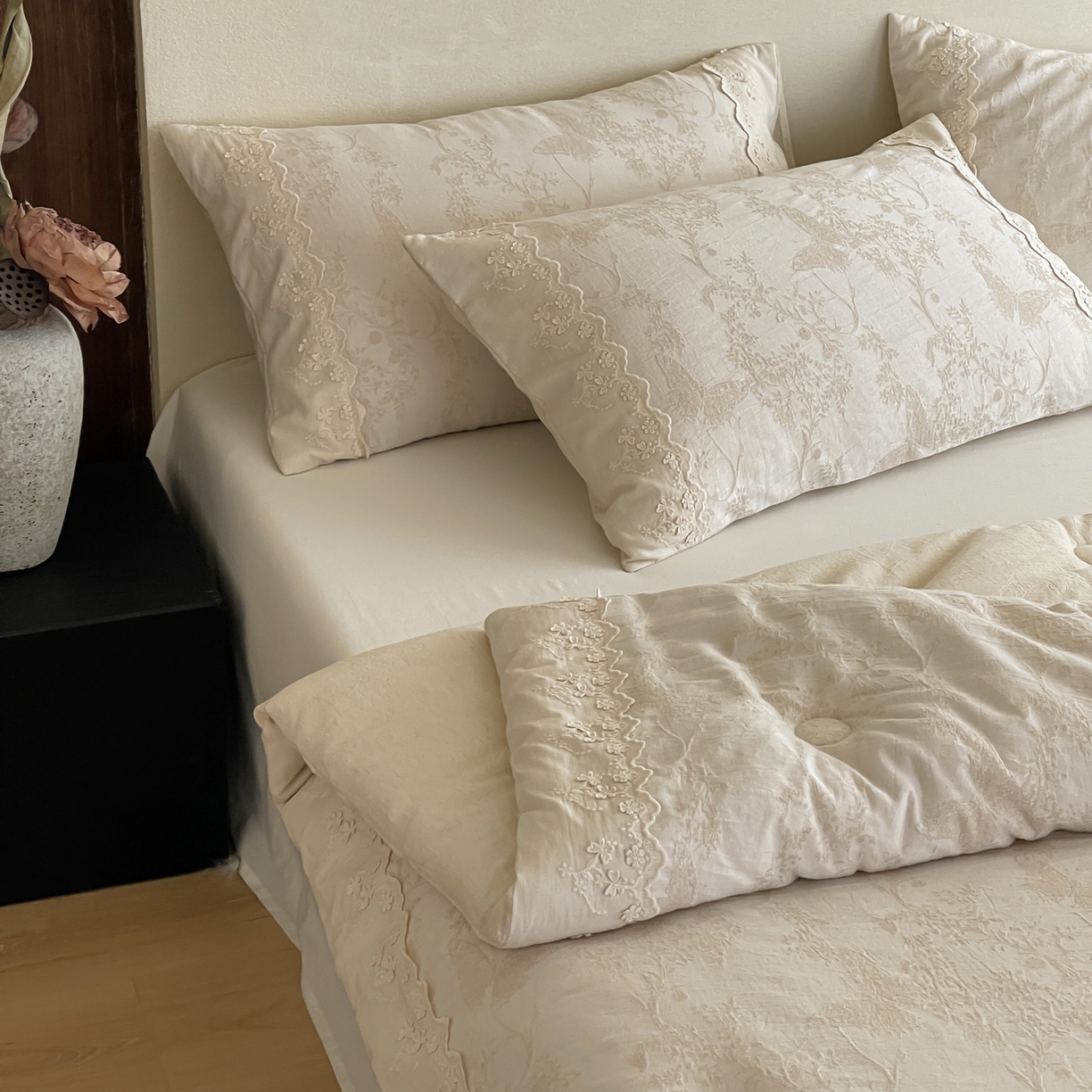 91家纺网 家纺一手货源 找家纺 一加一 2025新款亲肤柔软棉麻大提花大豆抗菌被子被芯 花间对影