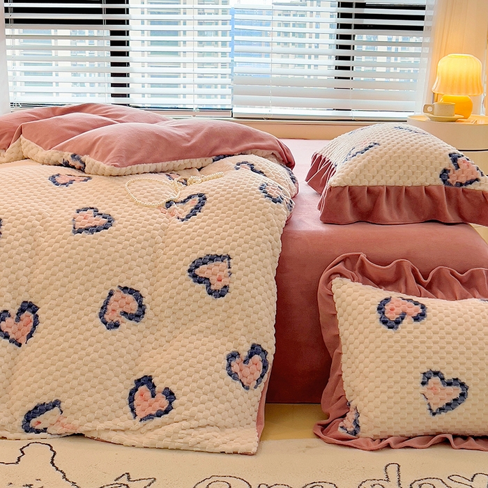 91家纺网 家纺一手货源 找家纺 摩妮卡 2026新款提花豆豆绒卡通印花牛奶绒四件套 恋心