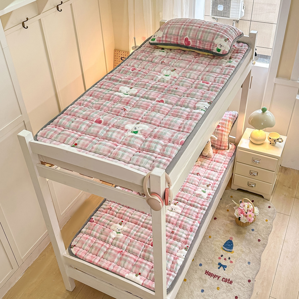 91家纺网 家纺一手货源 找家纺 眠势力 2025新款牛奶绒泡泡床褥加绒仿兔毛绒床褥子秋冬保暖珊瑚绒夹棉学生上下铺床护垫 格子小熊