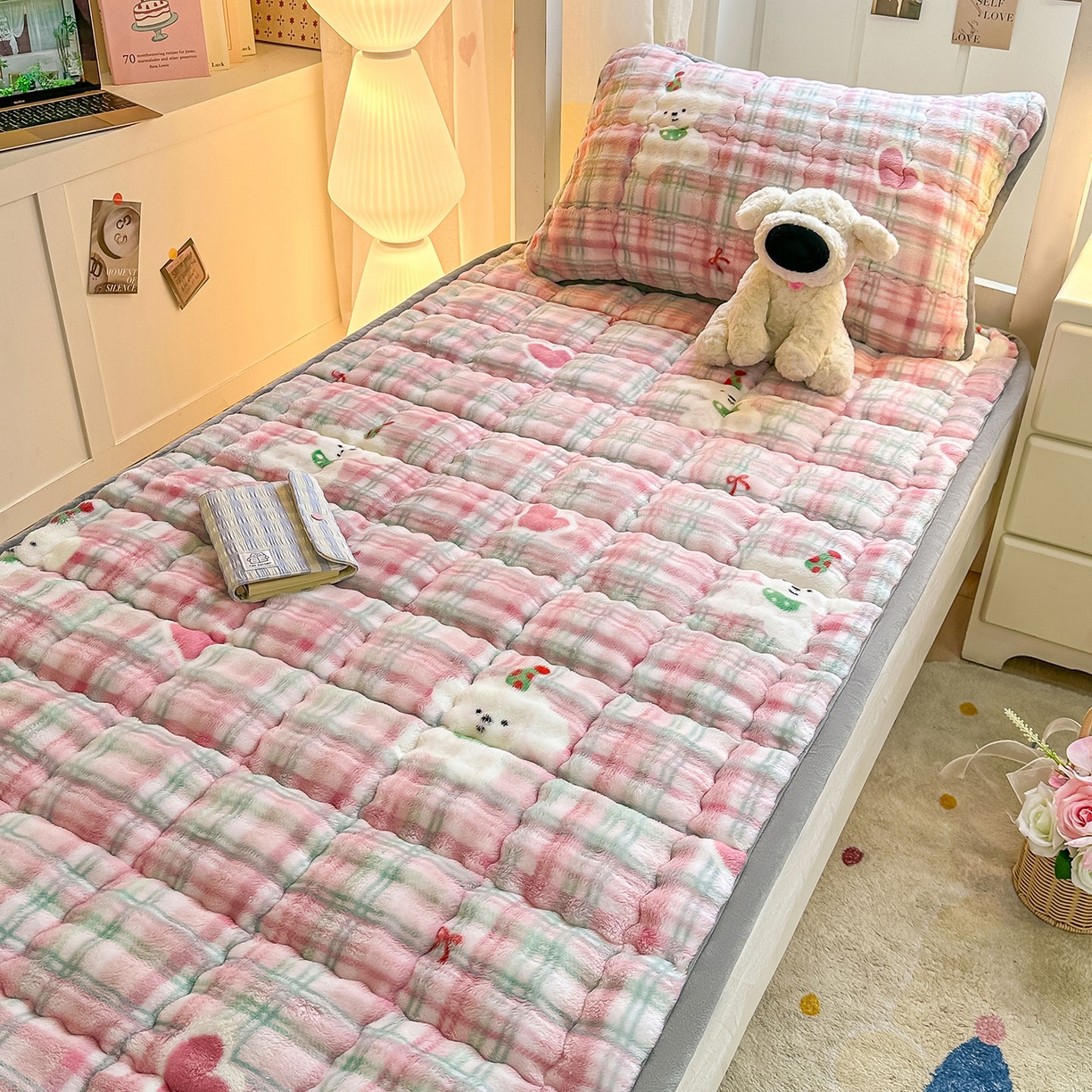 91家纺网 家纺一手货源 找家纺 眠势力 2025新款牛奶绒泡泡床褥加绒仿兔毛绒床褥子秋冬保暖珊瑚绒夹棉学生上下铺床护垫 格子小熊