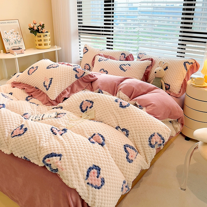 91家纺网 家纺一手货源 找家纺 摩妮卡 2026新款提花豆豆绒卡通印花牛奶绒四件套 恋心