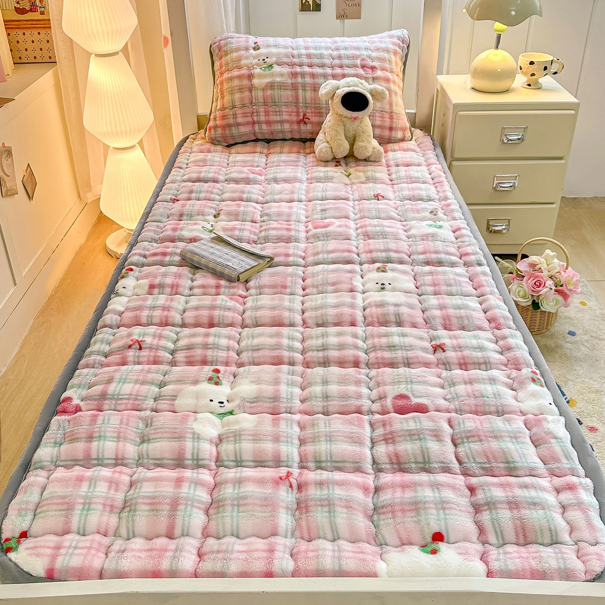 91家纺网 家纺一手货源 找家纺 眠势力 2025新款牛奶绒泡泡床褥加绒仿兔毛绒床褥子秋冬保暖珊瑚绒夹棉学生上下铺床护垫 格子小熊