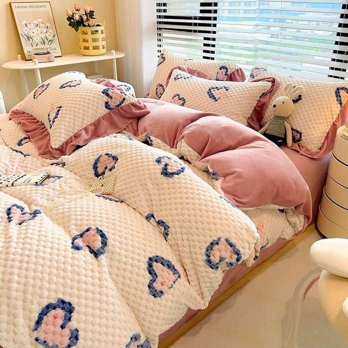 91家纺网 家纺一手货源 找家纺 摩妮卡 2026新款提花豆豆绒卡通印花牛奶绒四件套 恋心