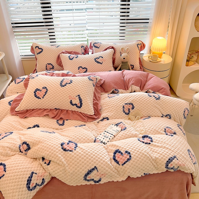 91家纺网 家纺一手货源 找家纺 摩妮卡 2026新款提花豆豆绒卡通印花牛奶绒四件套 恋心