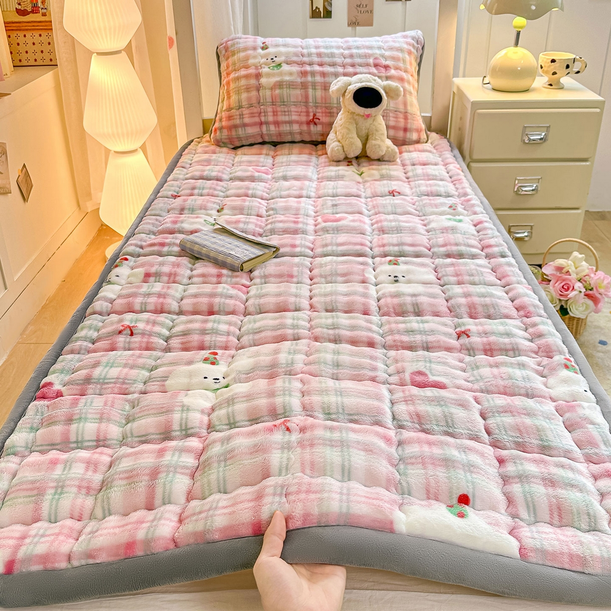 91家纺网 家纺一手货源 找家纺 眠势力 2025新款牛奶绒泡泡床褥加绒仿兔毛绒床褥子秋冬保暖珊瑚绒夹棉学生上下铺床护垫 格子小熊