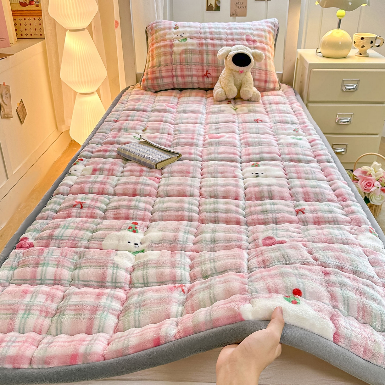 91家纺网 家纺一手货源 找家纺 眠势力 2025新款牛奶绒泡泡床褥加绒仿兔毛绒床褥子秋冬保暖珊瑚绒夹棉学生上下铺床护垫 格子小熊