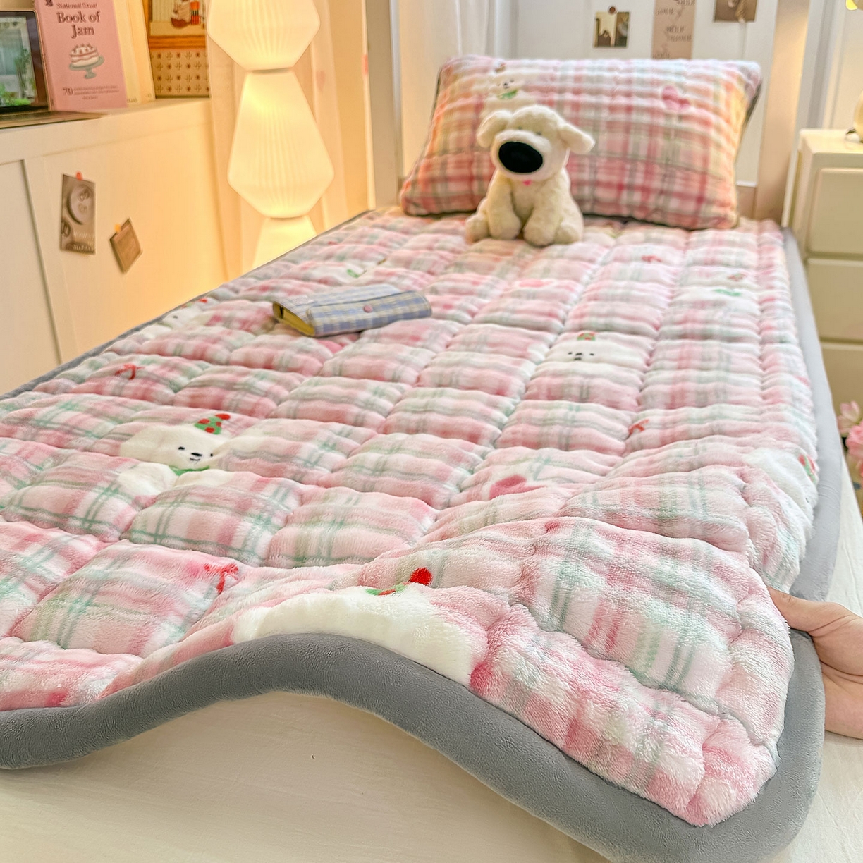 91家纺网 家纺一手货源 找家纺 眠势力 2025新款牛奶绒泡泡床褥加绒仿兔毛绒床褥子秋冬保暖珊瑚绒夹棉学生上下铺床护垫 格子小熊