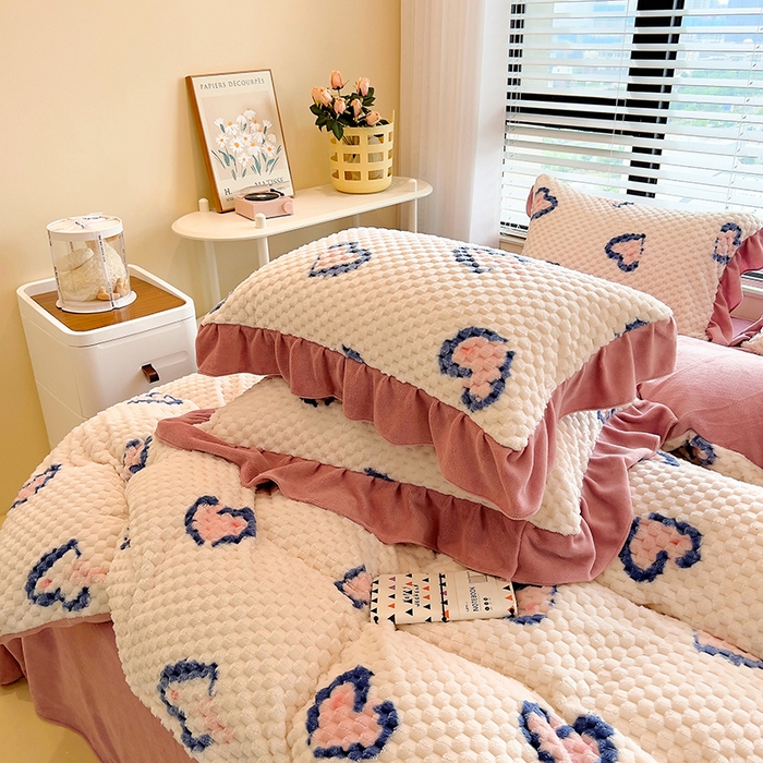 91家纺网 家纺一手货源 找家纺 摩妮卡 2026新款提花豆豆绒卡通印花牛奶绒四件套 恋心