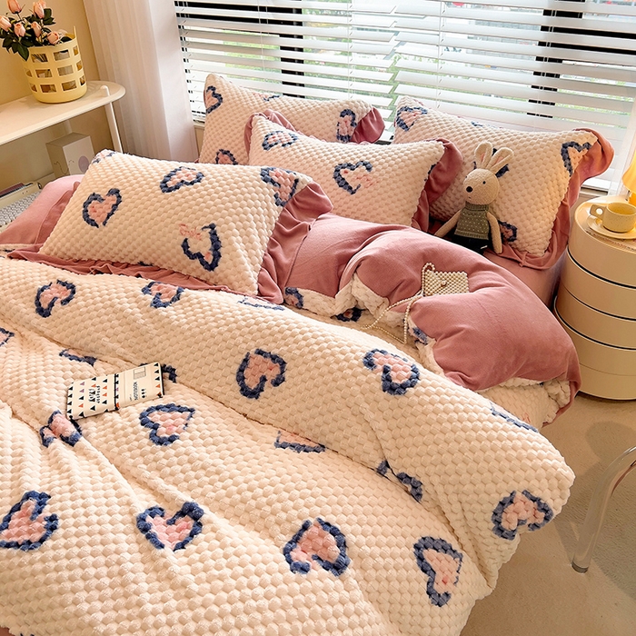 91家纺网 家纺一手货源 找家纺 摩妮卡 2026新款提花豆豆绒卡通印花牛奶绒四件套 恋心