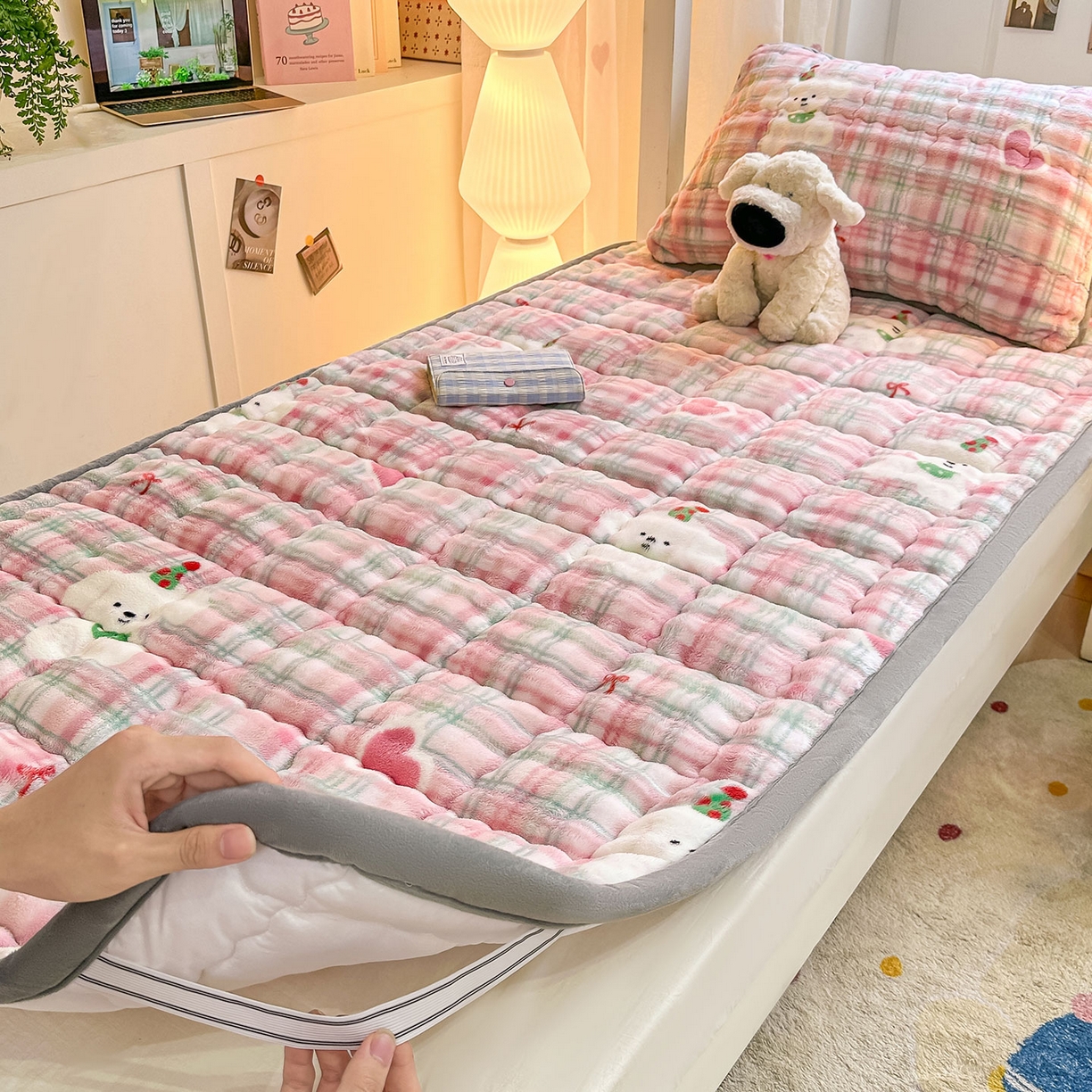 91家纺网 家纺一手货源 找家纺 眠势力 2025新款牛奶绒泡泡床褥加绒仿兔毛绒床褥子秋冬保暖珊瑚绒夹棉学生上下铺床护垫 格子小熊