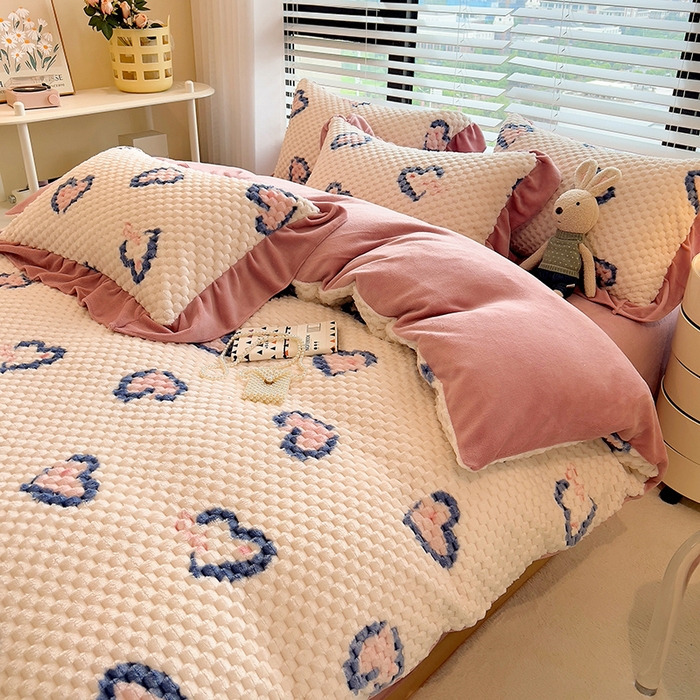 91家纺网 家纺一手货源 找家纺 摩妮卡 2026新款提花豆豆绒卡通印花牛奶绒四件套 恋心