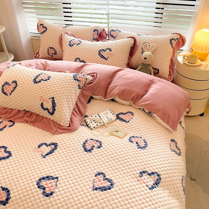 91家纺网 家纺一手货源 找家纺 摩妮卡 2026新款提花豆豆绒卡通印花牛奶绒四件套 恋心