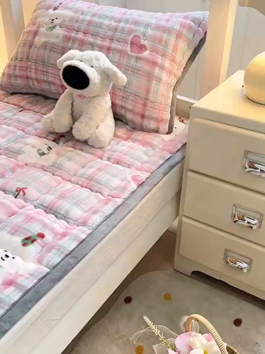 91家纺网 家纺一手货源 找家纺 眠势力 2025新款牛奶绒泡泡床褥加绒仿兔毛绒床褥子秋冬保暖珊瑚绒夹棉学生上下铺床护垫 格子小熊