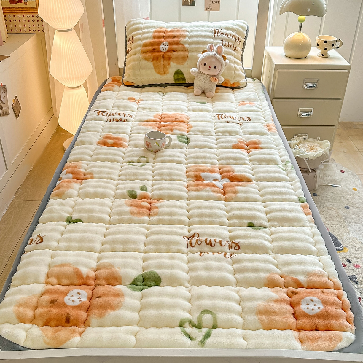 91家纺网 家纺一手货源 找家纺 眠势力 2025新款牛奶绒泡泡床褥加绒仿兔毛绒床褥子秋冬保暖珊瑚绒夹棉学生上下铺床护垫 花样年华