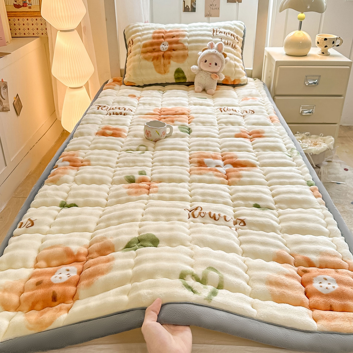 91家纺网 家纺一手货源 找家纺 眠势力 2025新款牛奶绒泡泡床褥加绒仿兔毛绒床褥子秋冬保暖珊瑚绒夹棉学生上下铺床护垫 花样年华