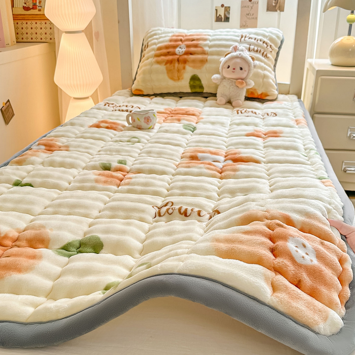 91家纺网 家纺一手货源 找家纺 眠势力 2025新款牛奶绒泡泡床褥加绒仿兔毛绒床褥子秋冬保暖珊瑚绒夹棉学生上下铺床护垫 花样年华