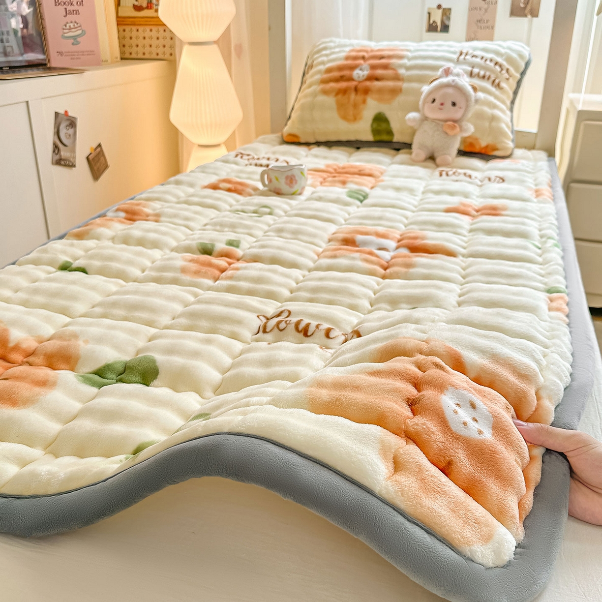 91家纺网 家纺一手货源 找家纺 眠势力 2025新款牛奶绒泡泡床褥加绒仿兔毛绒床褥子秋冬保暖珊瑚绒夹棉学生上下铺床护垫 花样年华