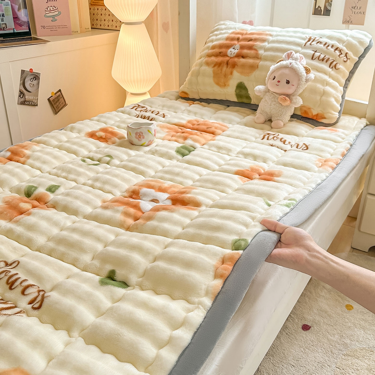 91家纺网 家纺一手货源 找家纺 眠势力 2025新款牛奶绒泡泡床褥加绒仿兔毛绒床褥子秋冬保暖珊瑚绒夹棉学生上下铺床护垫 花样年华