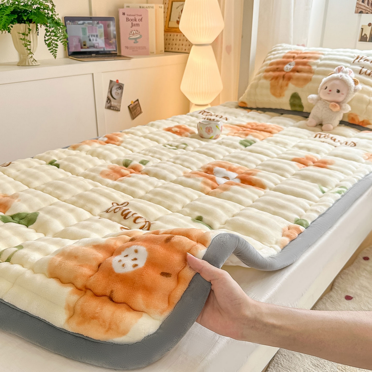 91家纺网 家纺一手货源 找家纺 眠势力 2025新款牛奶绒泡泡床褥加绒仿兔毛绒床褥子秋冬保暖珊瑚绒夹棉学生上下铺床护垫 花样年华