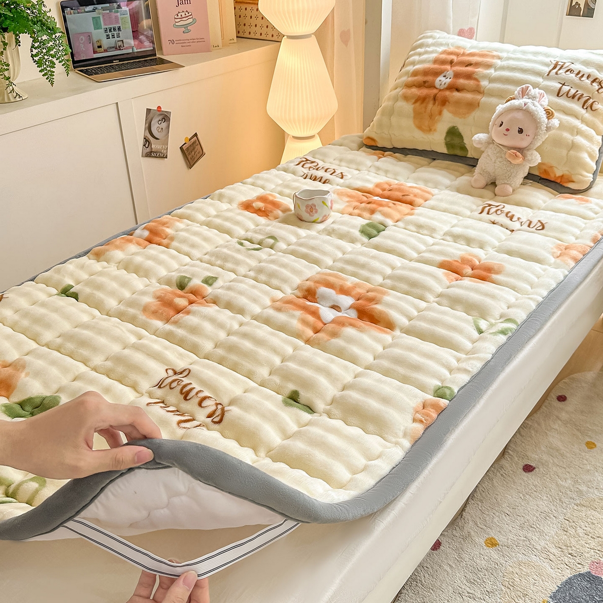 91家纺网 家纺一手货源 找家纺 眠势力 2025新款牛奶绒泡泡床褥加绒仿兔毛绒床褥子秋冬保暖珊瑚绒夹棉学生上下铺床护垫 花样年华