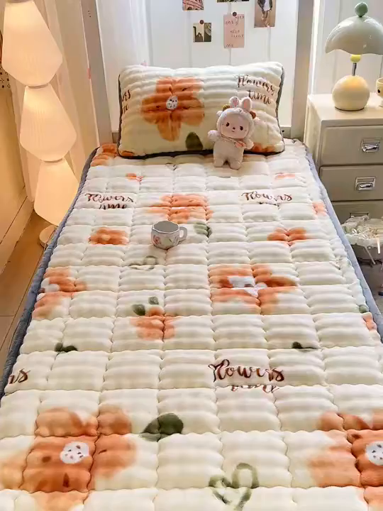 91家纺网 家纺一手货源 找家纺 眠势力 2025新款牛奶绒泡泡床褥加绒仿兔毛绒床褥子秋冬保暖珊瑚绒夹棉学生上下铺床护垫 花样年华