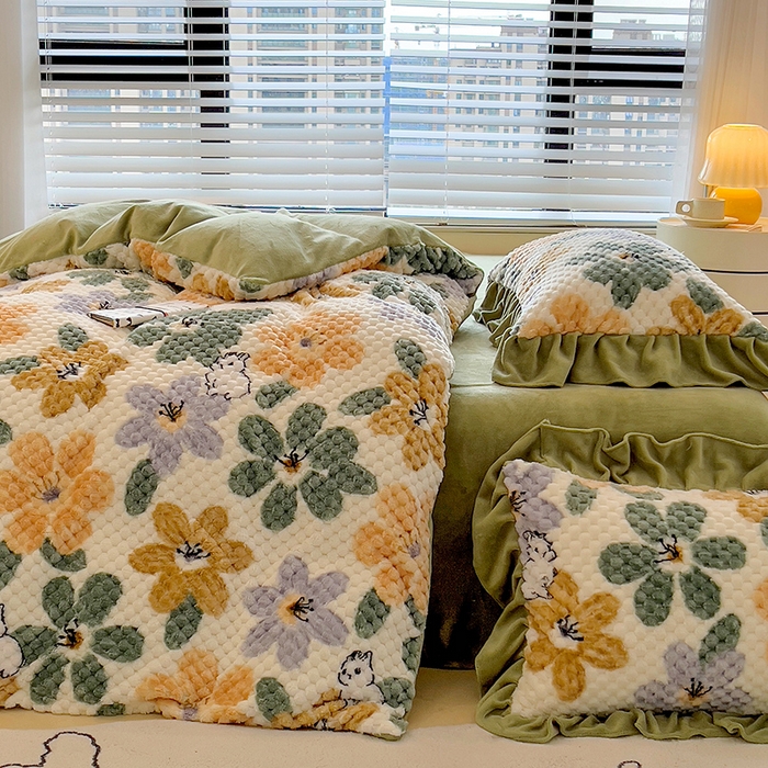 91家纺网 家纺一手货源 找家纺 摩妮卡 2025新款提花豆豆绒卡通印花牛奶绒四件套 铃兰花语