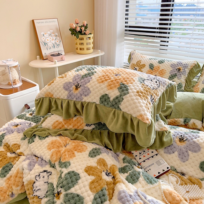 91家纺网 家纺一手货源 找家纺 摩妮卡 2025新款提花豆豆绒卡通印花牛奶绒四件套 铃兰花语