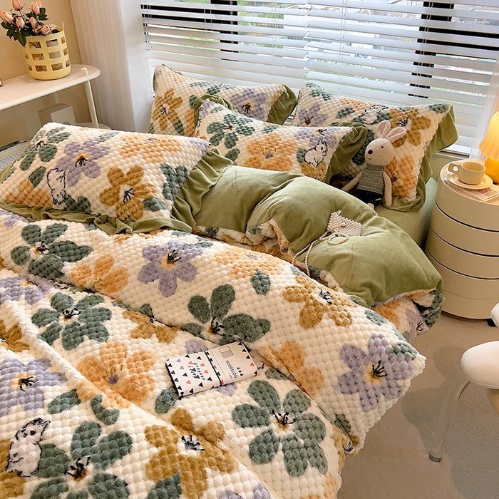 91家纺网 家纺一手货源 找家纺 摩妮卡 2025新款提花豆豆绒卡通印花牛奶绒四件套 铃兰花语