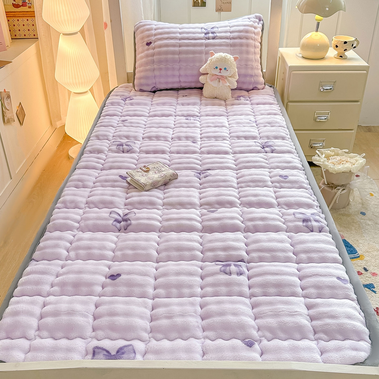 91家纺网 家纺一手货源 找家纺 眠势力 2025新款牛奶绒泡泡床褥加绒仿兔毛绒床褥子秋冬保暖珊瑚绒夹棉学生上下铺床护垫 罗曼情节