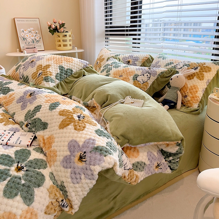 91家纺网 家纺一手货源 找家纺 摩妮卡 2025新款提花豆豆绒卡通印花牛奶绒四件套 铃兰花语