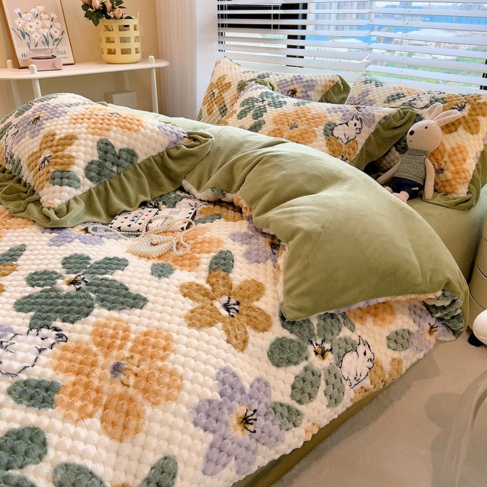 91家纺网 家纺一手货源 找家纺 摩妮卡 2025新款提花豆豆绒卡通印花牛奶绒四件套 铃兰花语