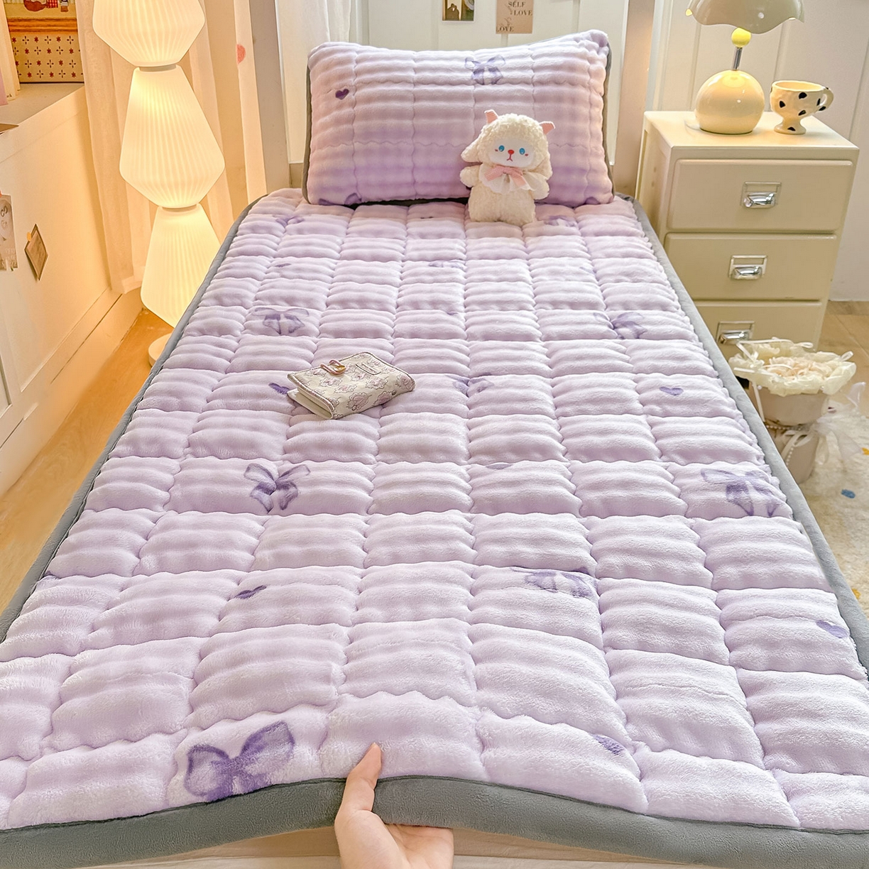 91家纺网 家纺一手货源 找家纺 眠势力 2025新款牛奶绒泡泡床褥加绒仿兔毛绒床褥子秋冬保暖珊瑚绒夹棉学生上下铺床护垫 罗曼情节