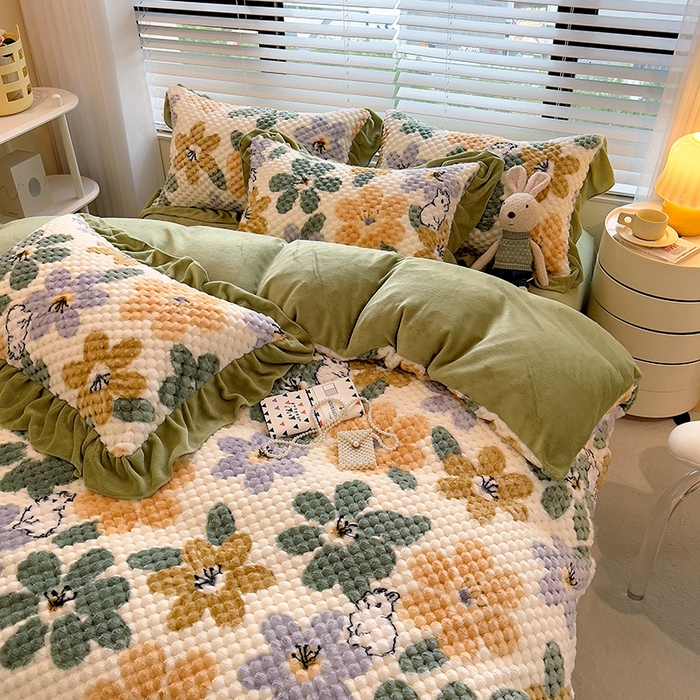 91家纺网 家纺一手货源 找家纺 摩妮卡 2025新款提花豆豆绒卡通印花牛奶绒四件套 铃兰花语