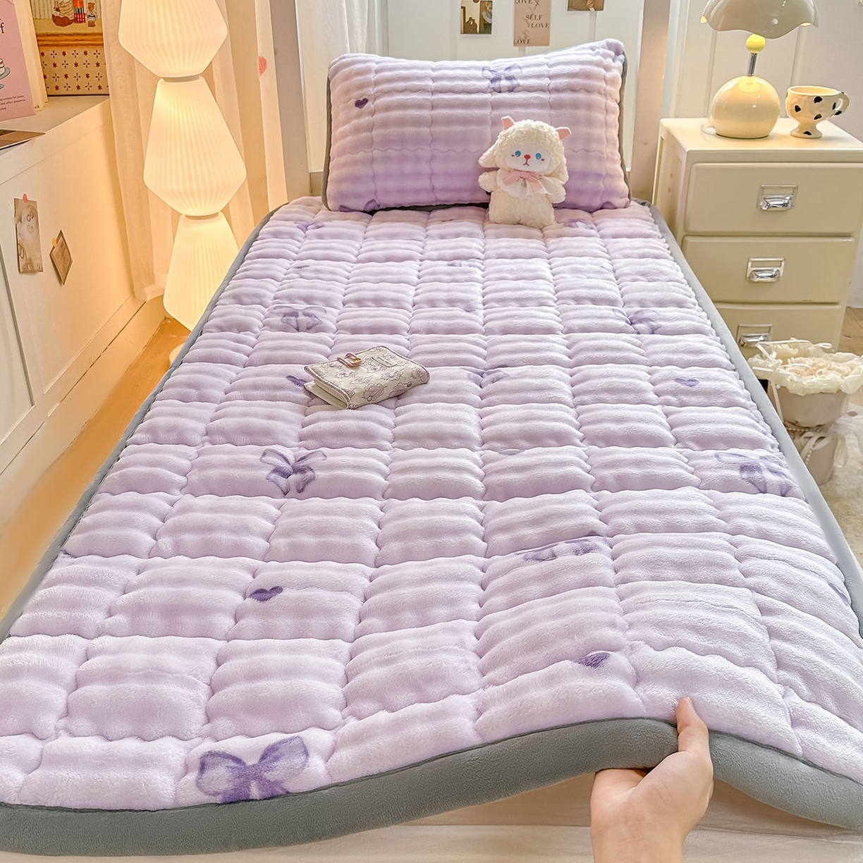 91家纺网 家纺一手货源 找家纺 眠势力 2025新款牛奶绒泡泡床褥加绒仿兔毛绒床褥子秋冬保暖珊瑚绒夹棉学生上下铺床护垫 罗曼情节