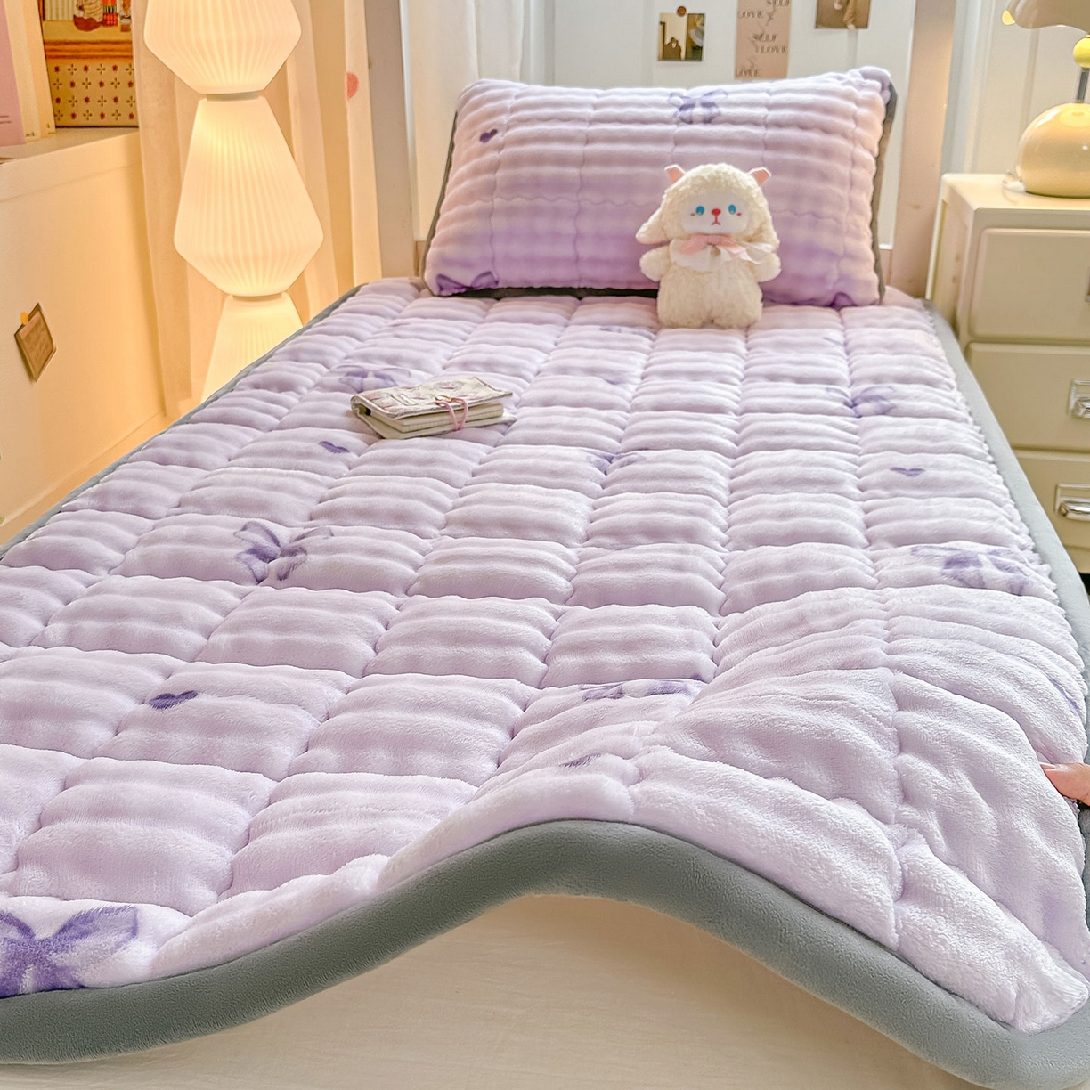 91家纺网 家纺一手货源 找家纺 眠势力 2025新款牛奶绒泡泡床褥加绒仿兔毛绒床褥子秋冬保暖珊瑚绒夹棉学生上下铺床护垫 罗曼情节