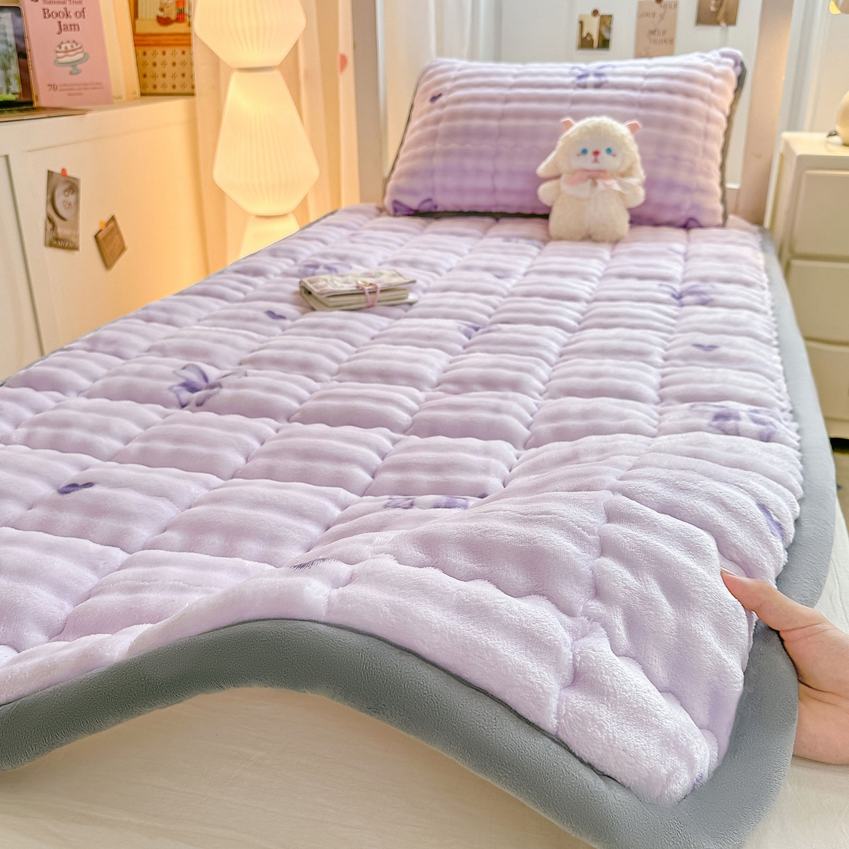 91家纺网 家纺一手货源 找家纺 眠势力 2025新款牛奶绒泡泡床褥加绒仿兔毛绒床褥子秋冬保暖珊瑚绒夹棉学生上下铺床护垫 罗曼情节