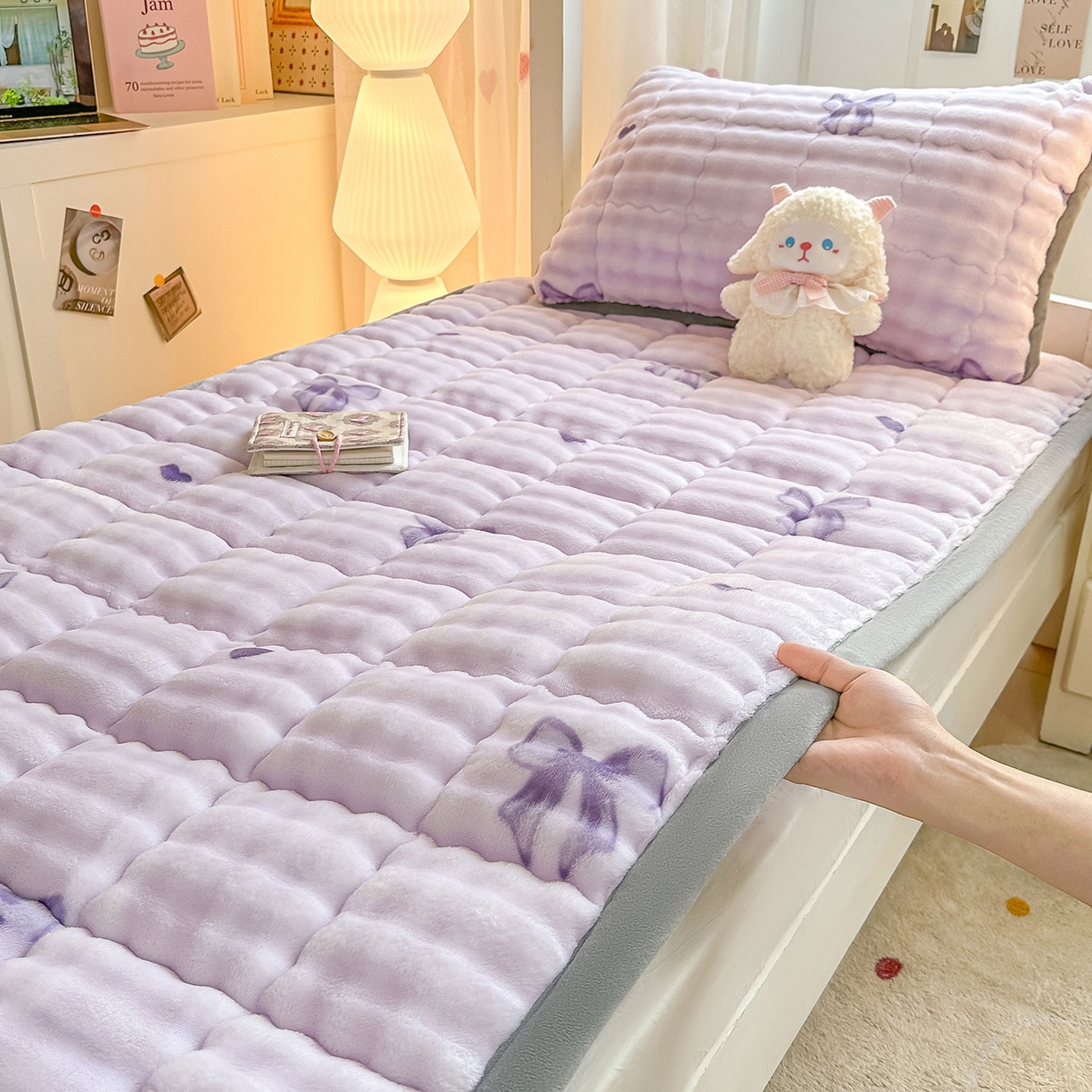91家纺网 家纺一手货源 找家纺 眠势力 2025新款牛奶绒泡泡床褥加绒仿兔毛绒床褥子秋冬保暖珊瑚绒夹棉学生上下铺床护垫 罗曼情节