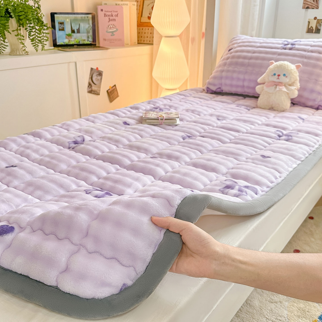 91家纺网 家纺一手货源 找家纺 眠势力 2025新款牛奶绒泡泡床褥加绒仿兔毛绒床褥子秋冬保暖珊瑚绒夹棉学生上下铺床护垫 罗曼情节