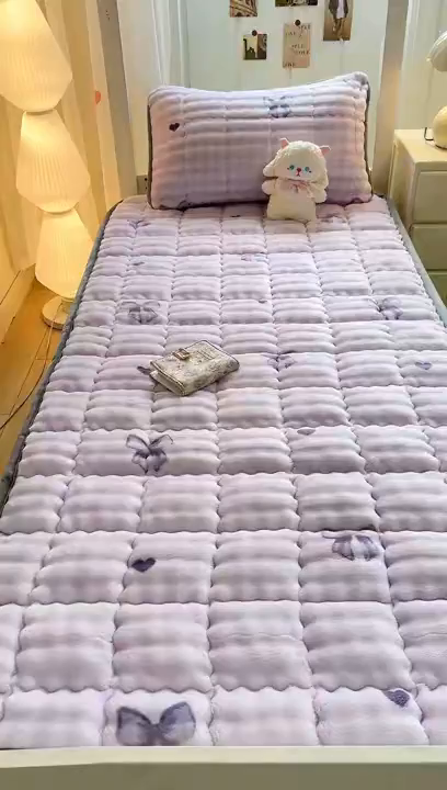 91家纺网 家纺一手货源 找家纺 眠势力 2025新款牛奶绒泡泡床褥加绒仿兔毛绒床褥子秋冬保暖珊瑚绒夹棉学生上下铺床护垫 罗曼情节