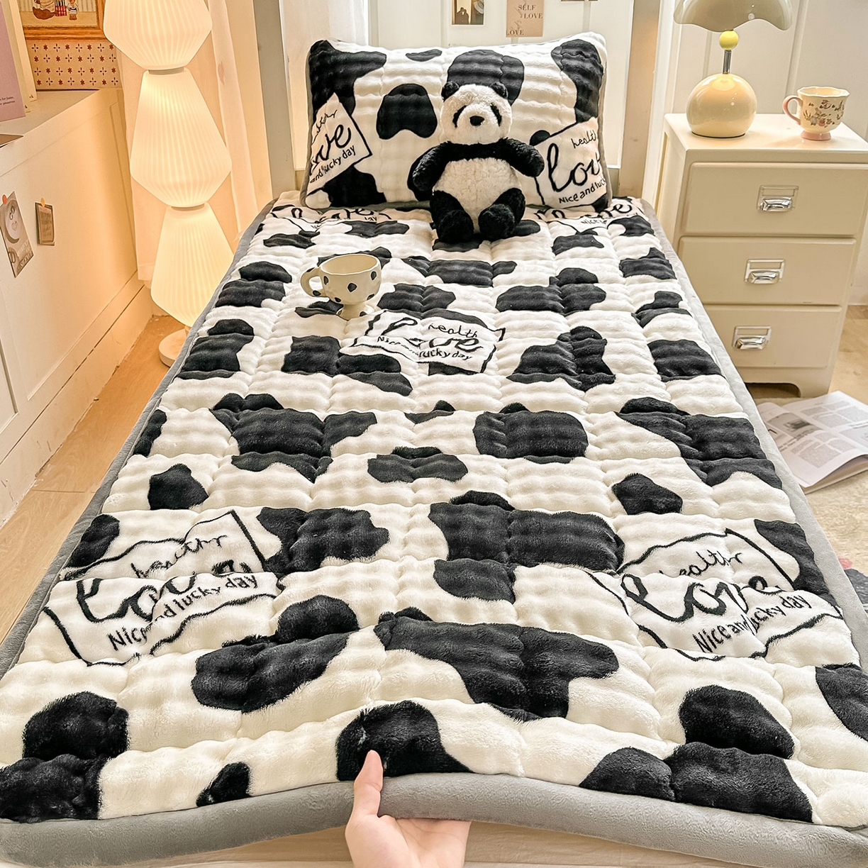 91家纺网 家纺一手货源 找家纺 眠势力 2025新款牛奶绒泡泡床褥加绒仿兔毛绒床褥子秋冬保暖珊瑚绒夹棉学生上下铺床护垫 奶牛