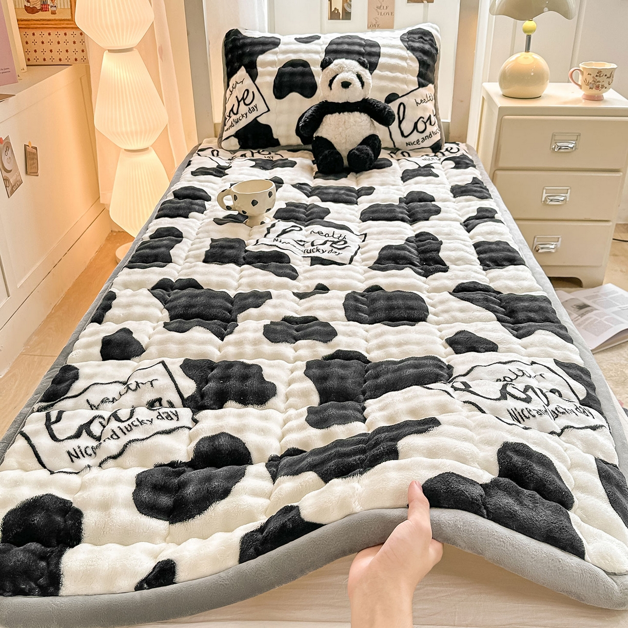 91家纺网 家纺一手货源 找家纺 眠势力 2025新款牛奶绒泡泡床褥加绒仿兔毛绒床褥子秋冬保暖珊瑚绒夹棉学生上下铺床护垫 奶牛