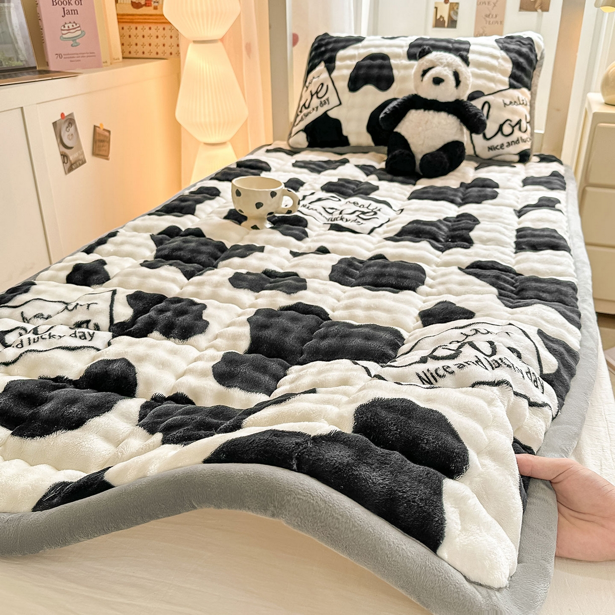 91家纺网 家纺一手货源 找家纺 眠势力 2025新款牛奶绒泡泡床褥加绒仿兔毛绒床褥子秋冬保暖珊瑚绒夹棉学生上下铺床护垫 奶牛