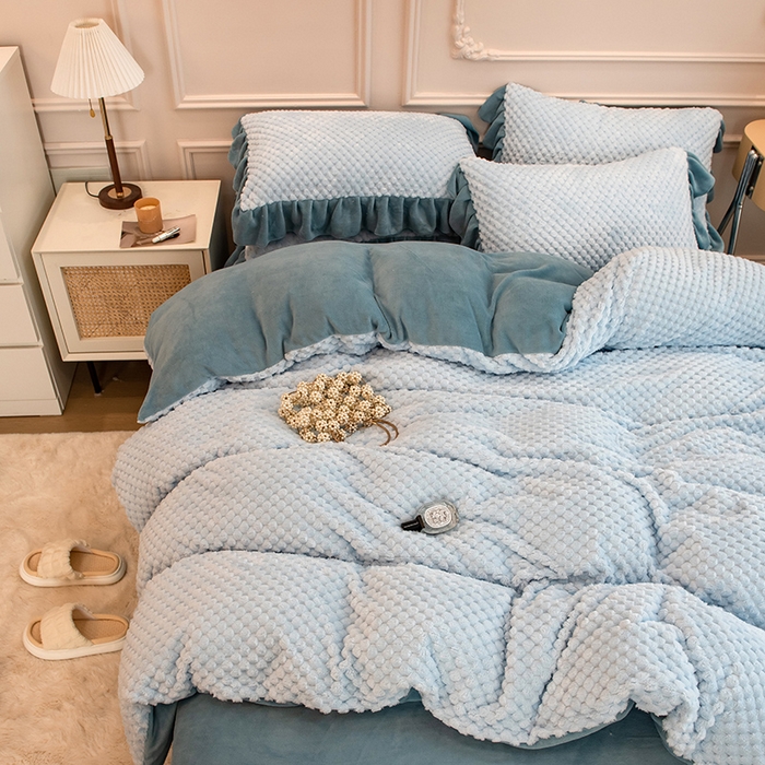 91家纺网 家纺一手货源 找家纺 摩妮卡 2025新款提花豆豆绒卡通印花牛奶绒四件套 马利蓝