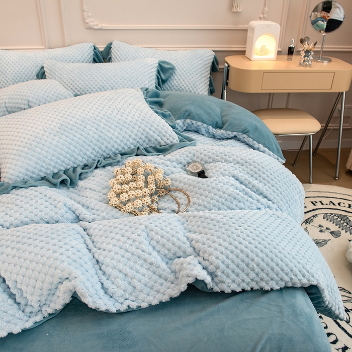 91家纺网 家纺一手货源 找家纺 摩妮卡 2025新款提花豆豆绒卡通印花牛奶绒四件套 马利蓝