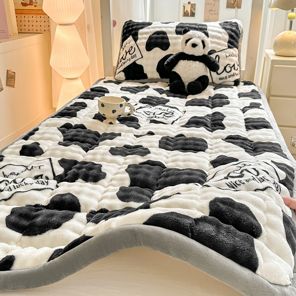 91家纺网 家纺一手货源 找家纺 眠势力 2025新款牛奶绒泡泡床褥加绒仿兔毛绒床褥子秋冬保暖珊瑚绒夹棉学生上下铺床护垫 奶牛