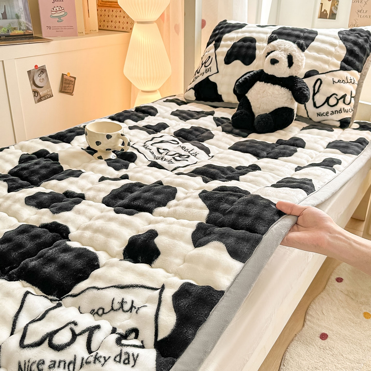 91家纺网 家纺一手货源 找家纺 眠势力 2025新款牛奶绒泡泡床褥加绒仿兔毛绒床褥子秋冬保暖珊瑚绒夹棉学生上下铺床护垫 奶牛