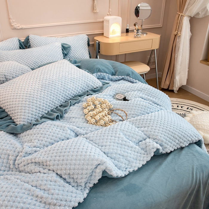 91家纺网 家纺一手货源 找家纺 摩妮卡 2025新款提花豆豆绒卡通印花牛奶绒四件套 马利蓝